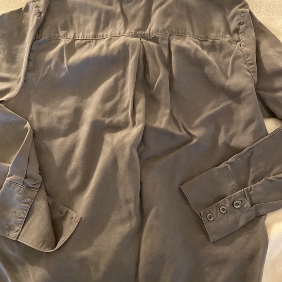 ๐ Cloth & Stone Charcoal Button-Up Blouse Size M - Picture 8 of 11